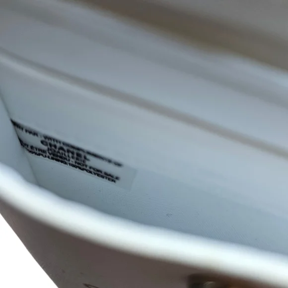 Coco Crush White Quilted Phone Holder Crossbody Card Holder NEW GWP - Picture 6 of 9